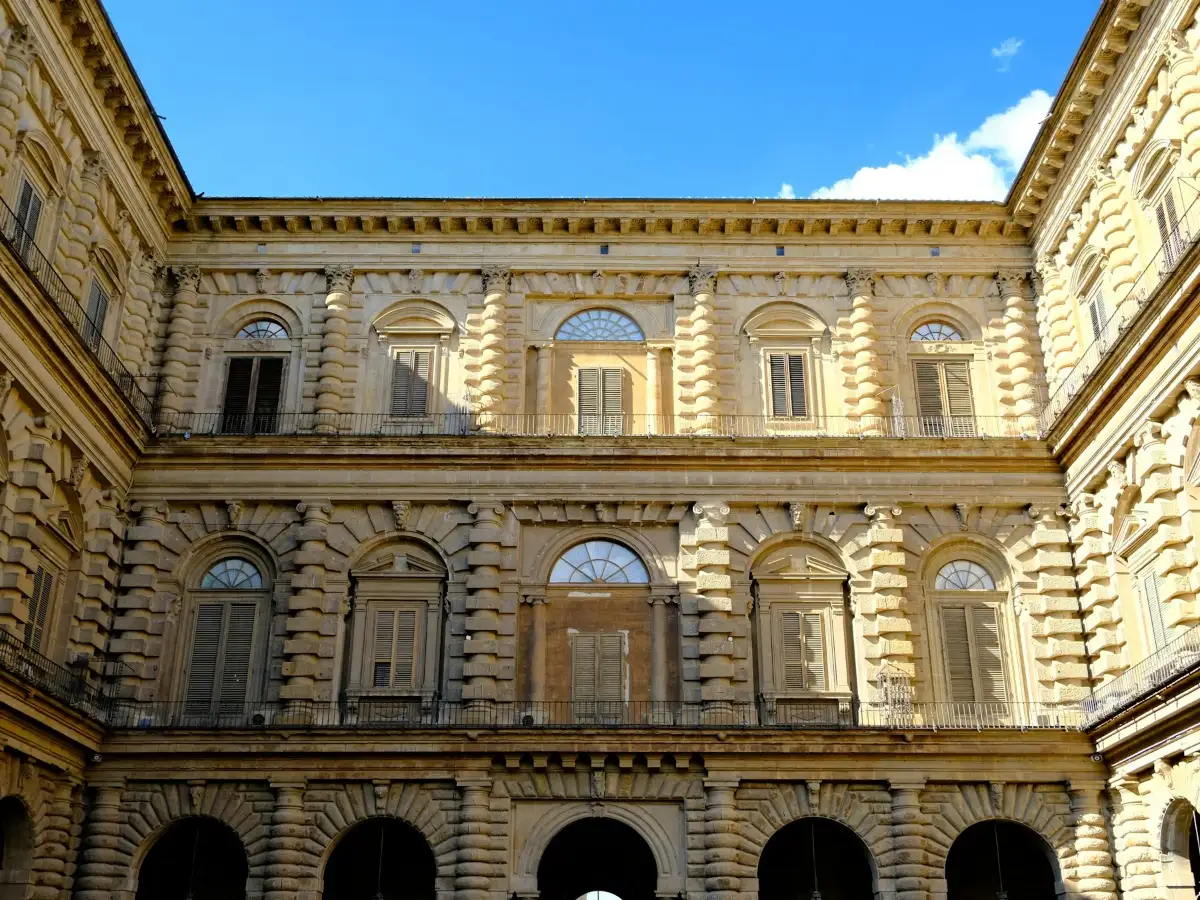 Hotel di lusso a Milano, il cortile porticato di un palazzo storico del centro