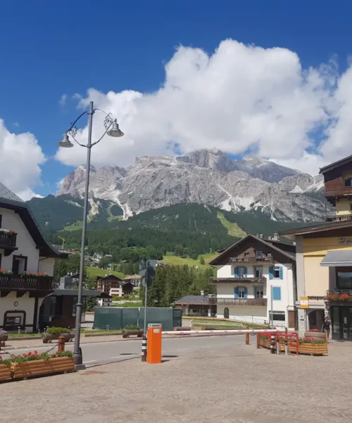 Hotel lusso Cortina: piazza del centro con le montagne delle Dolomiti sullo sfondo