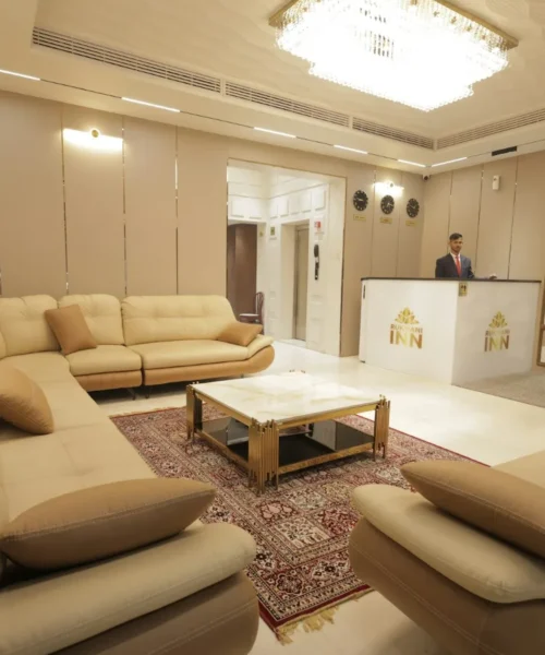 Hotel nelle risposte AI, la lobby di un albergo con banco reception e zona salotto
