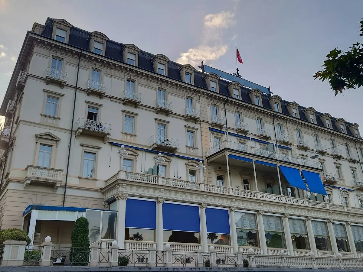 Mercato immobiliare alberghiero, facciata di un hotel storico italiano