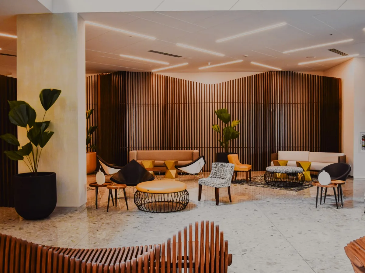 Mercato ricettivo italiano, hall di un hotel con reception e area lounge