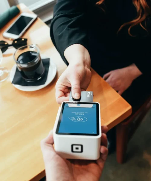 Pagamenti digitali in hotel: carta di credito e terminale POS alla cassa