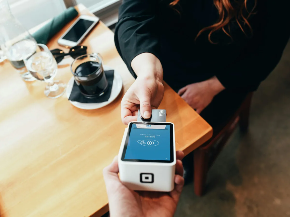 Pagamenti digitali in hotel: carta di credito e terminale POS alla cassa