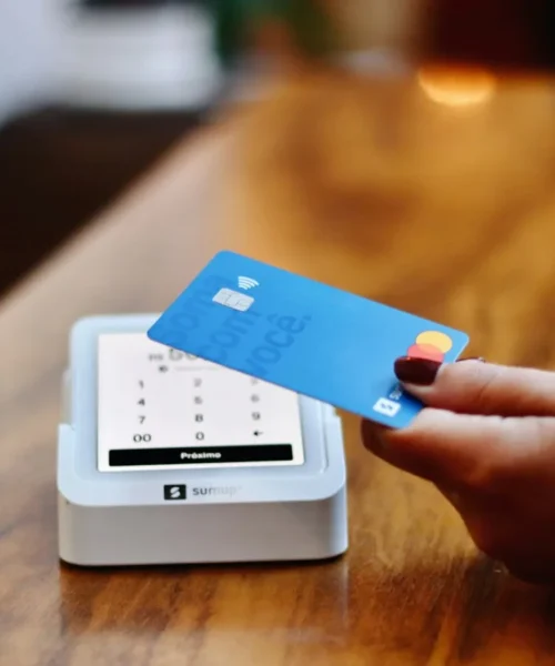 Pagamenti in hotel, carta di credito su un terminale di pagamento