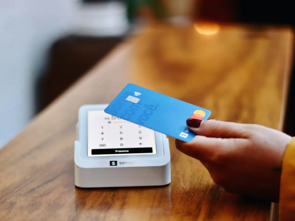 Pagamenti in hotel, carta di credito su un terminale di pagamento