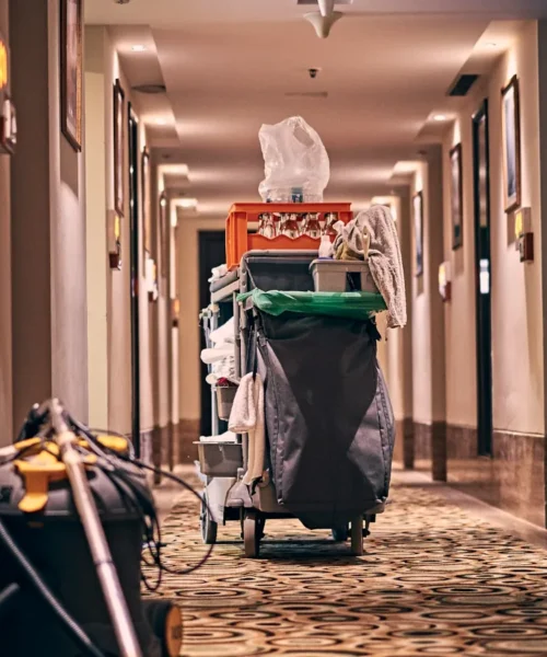 Staff house, carrello di servizio nel corridoio di un hotel italiano