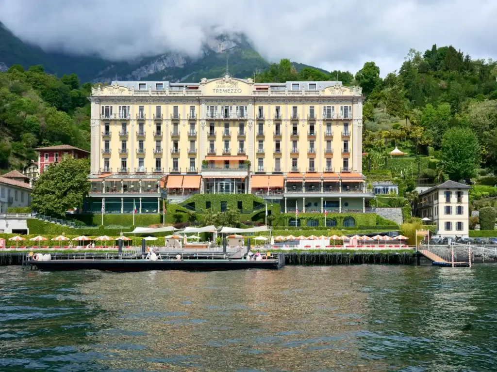 Hotel affacciato su un lago a fine stagione alberghiera in Italia