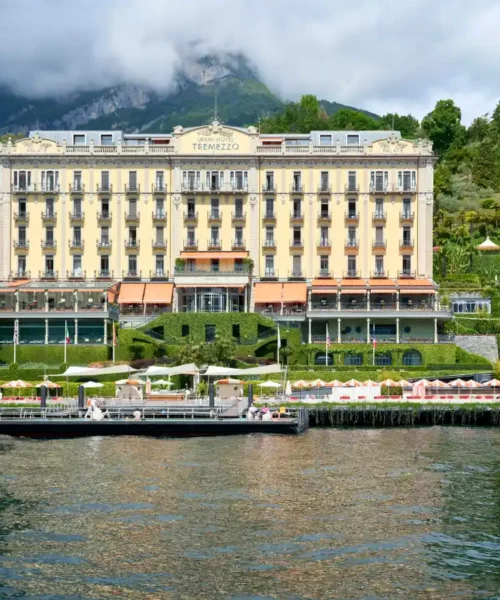 Hotel affacciato su un lago a fine stagione alberghiera in Italia
