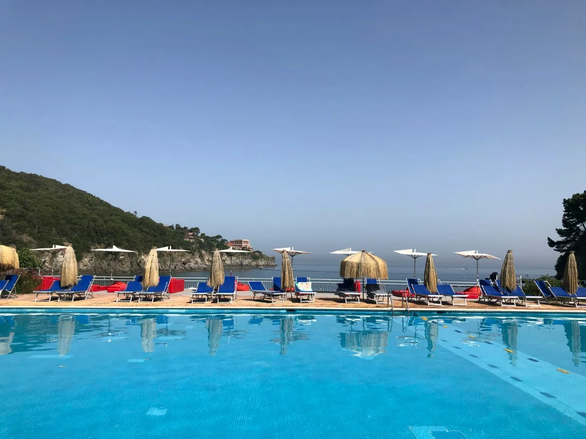 Stagione turistica: lettini a bordo piscina in un resort del Sud Italia