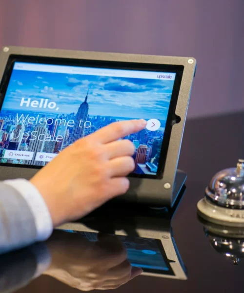 Strategia AI hotel: un tablet usato per gestire i servizi di un albergo