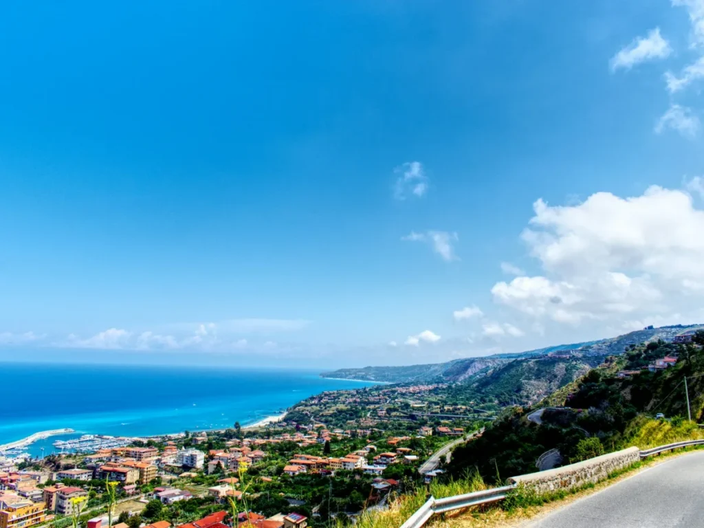 Sviluppo alberghiero in Calabria, borgo costiero affacciato sul mare