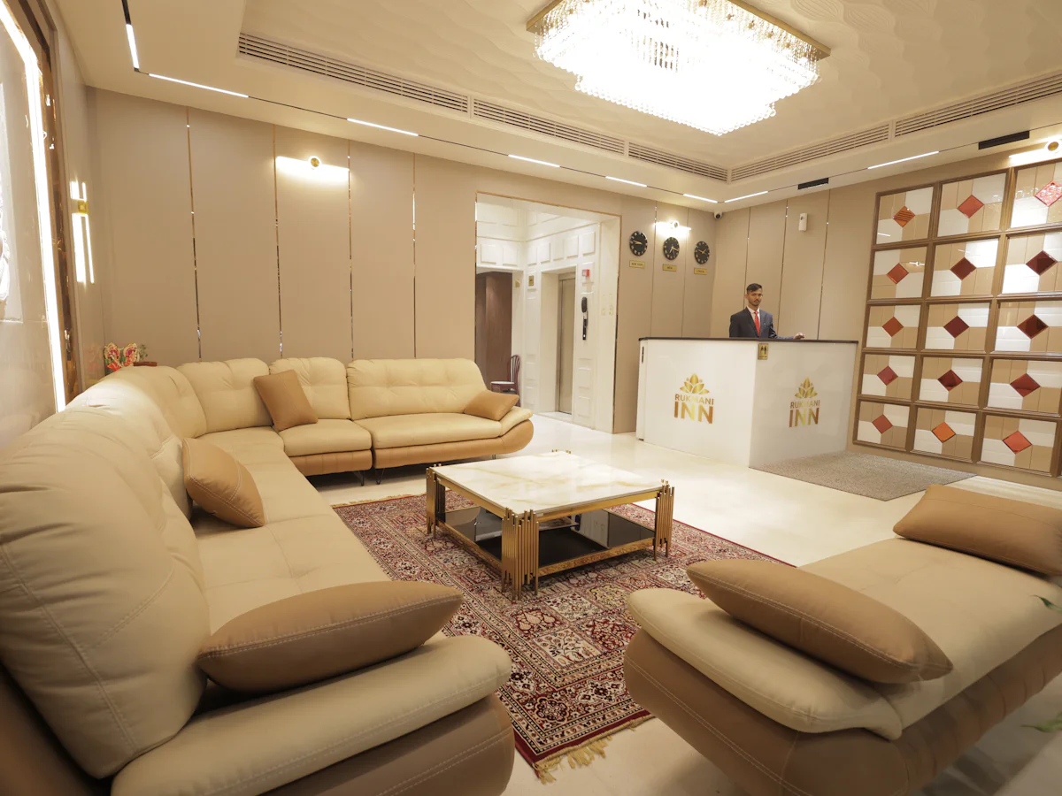 Truffe prenotazioni hotel: banco reception di un albergo con area di attesa