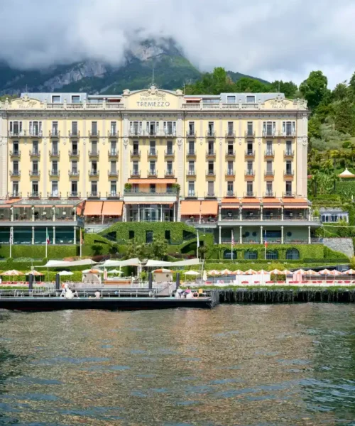 Hotel affacciato su un lago italiano, scenario del turismo italiano 2026